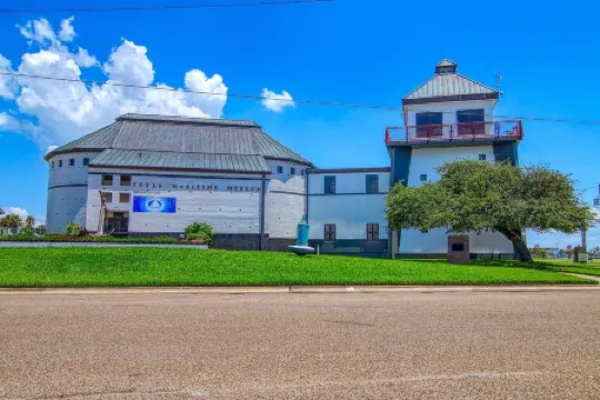 Mermaid's Landing 2 Bedroom Cottage by RedAwning