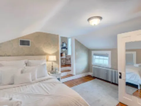 Historic Brookfield Farm Home ~ 14 Mi to Milwaukee Hotels in Brookfield