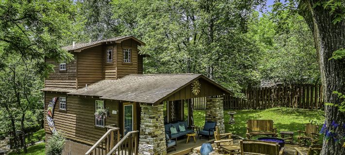 The Woods Cabins Hotels in Cedar Township