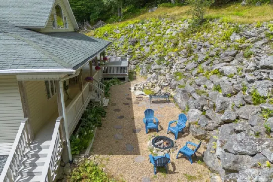 Elevated Lifestyle, Spacious 6 Bdrm w/ Hot Tub!