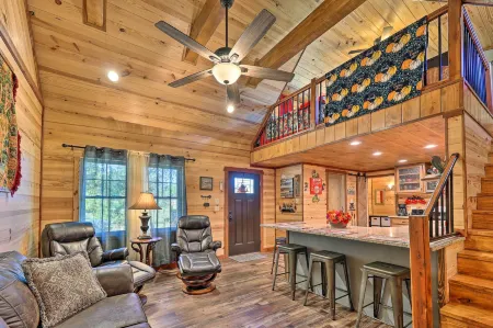 Secluded and Peaceful Tree Top Cabin with Loft Отели в г. Бисмарк Тауншип