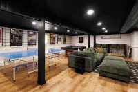 Sleeps 16+Hottub+Sauna+Pet Friendly+7 Min to Skiing