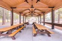 Hot Tub & Community Perks: Sunriver Retreat - Homestays