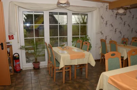 Hotel & Pension Haus Dewenter Отели в г. Бад-Вюнненберг