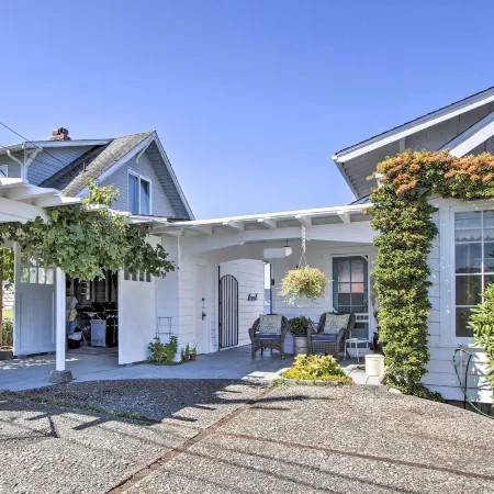 Fire Pit, Views and Beach Access Waterfront Escape!
