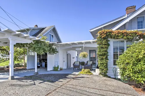 Fire Pit, Views and Beach Access Waterfront Escape!