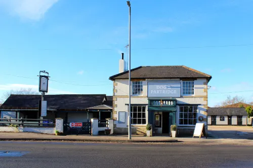 Dog and Partridge Inn Отели в г. Кальн