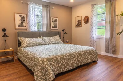 NEW! Villa Bella Elegant Hermann Farmhouse with Wine Bar, Fire Pit &Trolley Ride