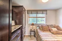 Eureka Tiny Home w/ Hot Tub & Community Beach! - parking