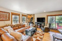 Duplex in Quiet Family Neighborhood 1 Mi to Skiing - Spa