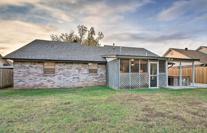Home w/ Screened Porch ~ 10 Miles to Dtwn OKC!