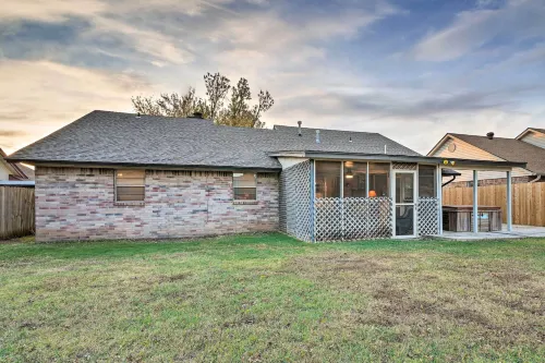 Home w/ Screened Porch ~ 10 Miles to Dtwn OKC! - parking