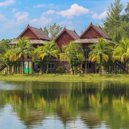 ThaiLife Wellness & Meditation Resort Отели рядом с достопримечательностью «Пляж Бангсак»