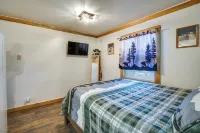 Riverfront Resort Cabin ~ 21 Mi to Crater Lake!