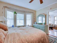 Quaint Beverly Townhome Walk to Beach and Downtown! Hotels in Beverly