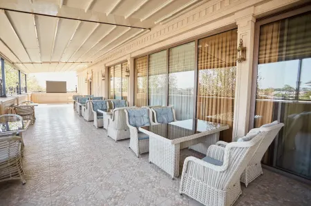 Royal Hotel Samarkand Отели рядом с достопримечательностью «Медресе "Шердор"»