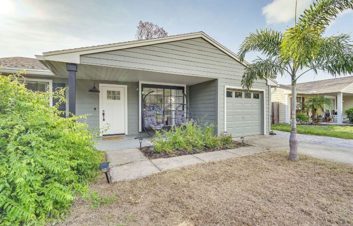 BBQ Ready Retreat w/ Pool Access in Palm Harbor