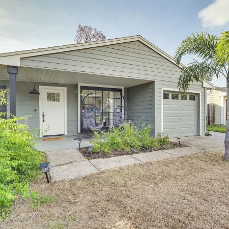 BBQ Ready Retreat w/ Pool Access in Palm Harbor