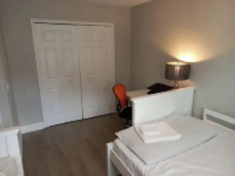 5 Min>Beach Remodeled 2 bed 2 Bath Condo With Pool and Grill and King bed!