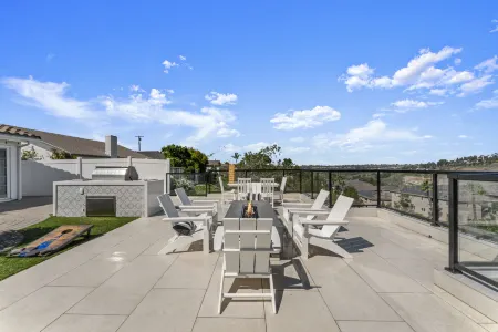 Stunning Pool and Fire Pit with Breathtaking Views - Luxurious Retreat