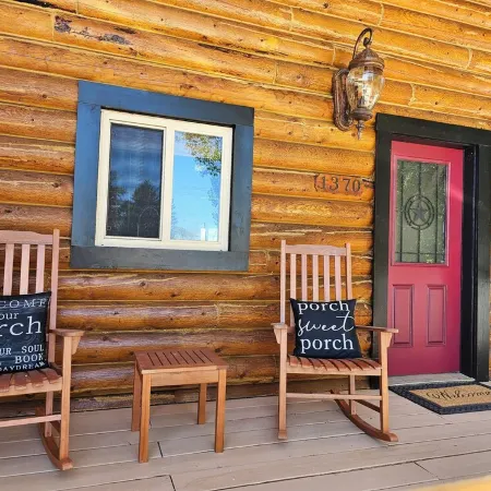 Cozy cabin with Fiber and AC in peaceful Vernal