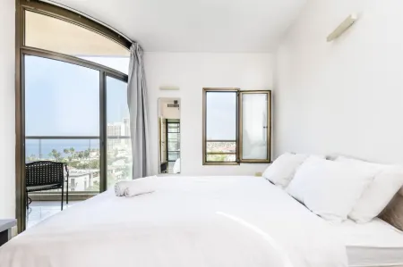 Herzliya Seaside Charming Home Отели в г. Герцлия