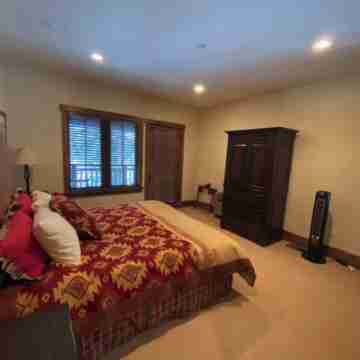 Cozy private cabin with hot tub, and ski in and out Rooms