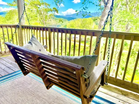 3Br Slopeside Condo, Cozy Fireplace, Bunk Room, Coffee Bar & Scenic Views Отели рядом с достопримечательностью «Колледж Лис-Мак-Рай»