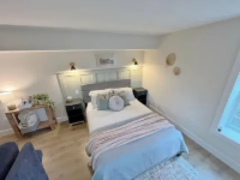 Modern studio with soft tub -Ratcliffe Guest Suite