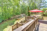 Pet-Friendly Murphy Home Grilling Deck and Fire Pit - Parkplatz