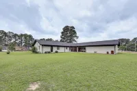 < 1 Mi to Sau: Newly Renovated Home w/ Yard! - WiFi