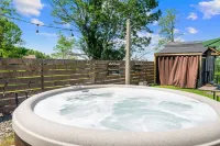 Ace Cabin Cozy Cabin - Hot Tub, Firepit, Views, Near Skiing, Trails & Lakes!