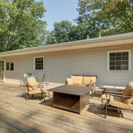Harpers Ferry Cabin - Walk to Private Lake!