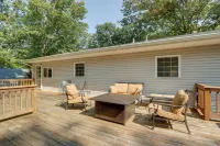 Harpers Ferry Cabin - Walk to Private Lake! - Pet Friendly