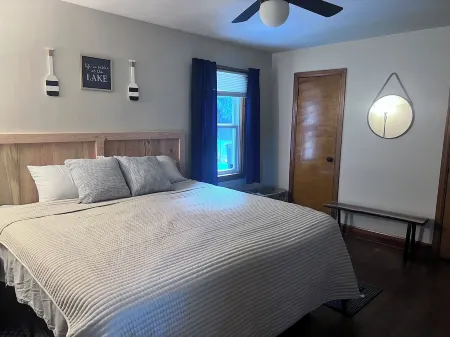 6 minutes to RaystownSynders Boat Launch. Room to park a boat. 40 miles to PSU!