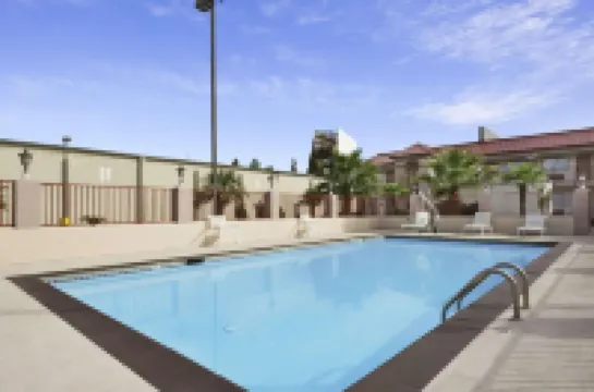 巴吞魯日-I-12速8酒店