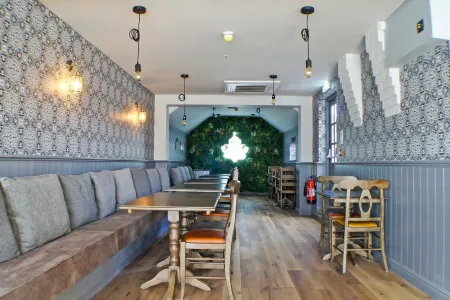 OYO Tamworth Arms Boutique Pub & Hotel Отели рядом с достопримечательностью «Нешнел Мемориал Арборетум»