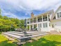 NEW Spectacular Views & Private space on a Scenic Mountain 40ft Salt Water Pool Hotels in Esopus