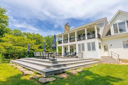 NEW Spectacular Views & Private space on a Scenic Mountain 40ft Salt Water Pool