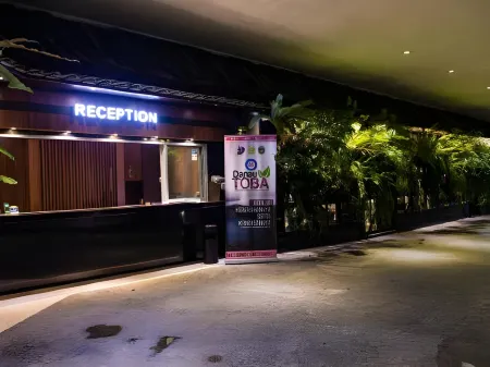 Atsari Hotel Parapat Отели рядом с достопримечательностью «Pantai Bebas Parapat Danau Toba»