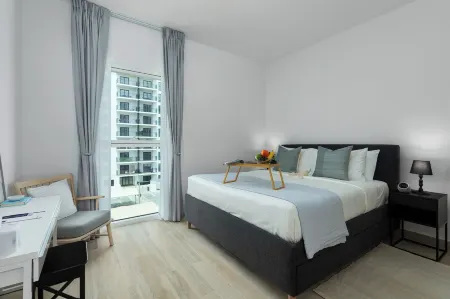 Maison Privee – Chic Yas Island Escape w/ Iconic Ferrari World Vws Отели рядом с достопримечательностью «du Arena»