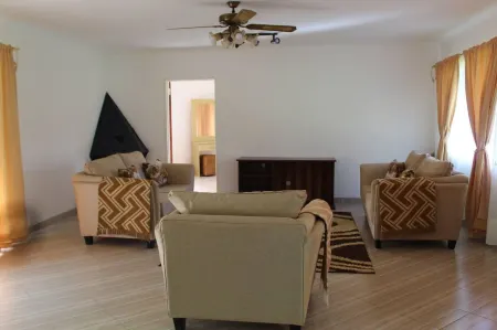 2 Bedroomed House with a Lovely Garden - 2177 Отели в г. Мутаре