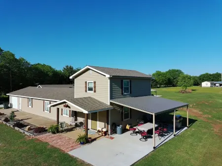 Near Buncombe Creek Marina   exceptionally nice!