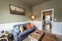 NEW!! Charming 2-bedroom house in Uptown Butte