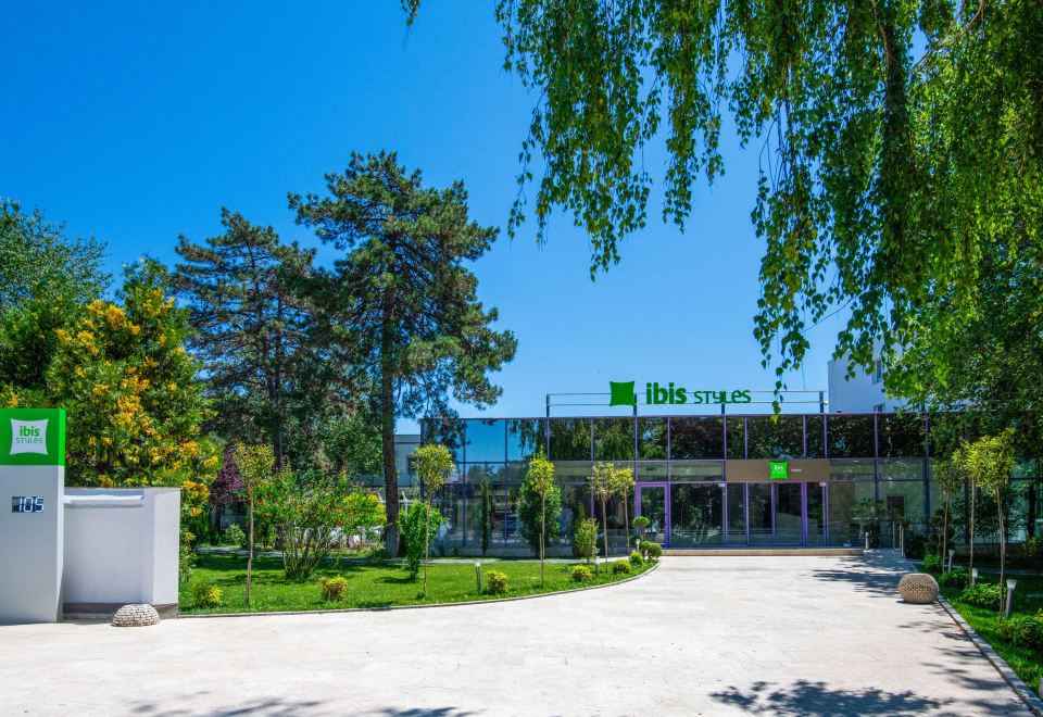 2. Ibis Sty..