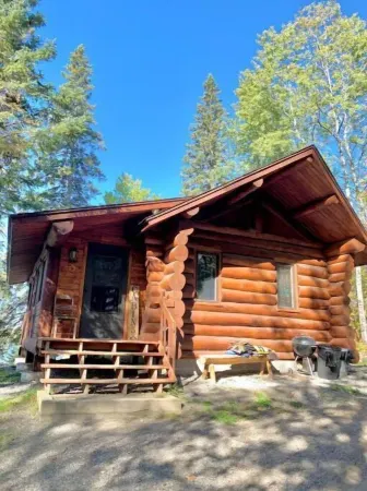 Cozy cottage trails, trout fishing & fireplace.