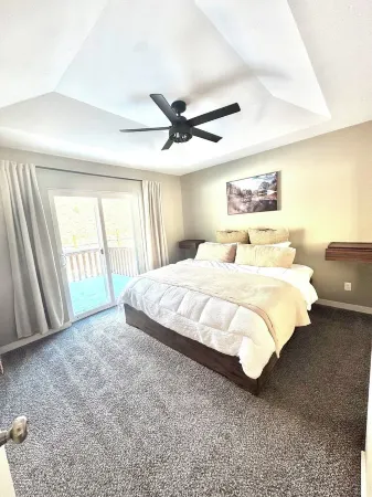 Pet-Friendly Stay. Convenient location near ISU & Hospital. Mountain View’s.