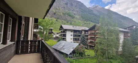 La Perle Apartments Отели в г. Церматт