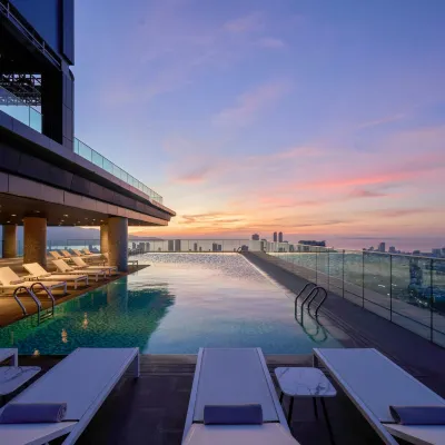 Courtyard by Marriott Danang Han River ビンコム プラザ周辺のホテル