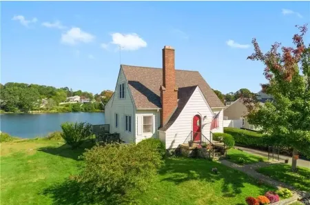 Waterfront Cottage within walking distance to the Beach. A dog-friendly property